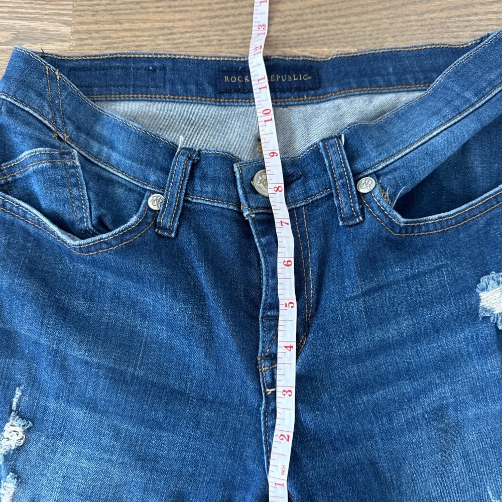 Rock and Republic distressed straight leg jeans. Size 6 - Picture 7 of 7